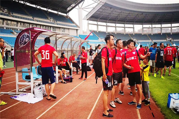 “市長(zhǎng)杯”足球聯(lián)賽開(kāi)幕，隆中健兒們加油！