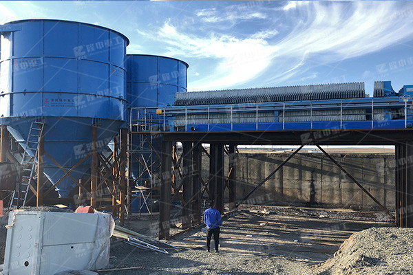 工業(yè)上的污泥應(yīng)該怎么處理，污泥壓濾機(jī)怎么樣？